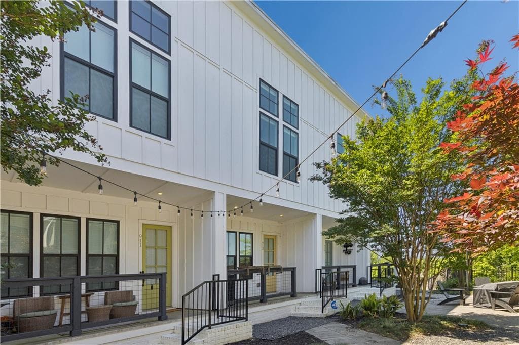 2 bedroom, 2 bathroom, 1,152 sq ft townhouse for sale at 913 Brees Court, Atlanta, GA 30318 — photo 1 of 68