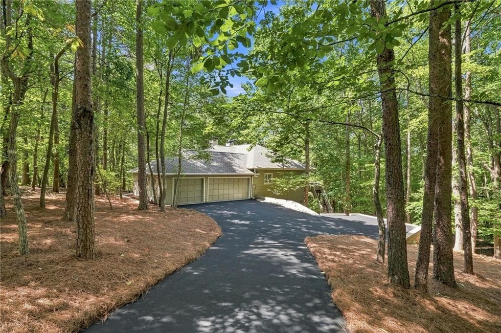 4 bedroom, 2 bathroom, 2,390 sq ft single family residence for sale at 523 Cherokee Trail, Big Canoe, GA 30143 — photo 4