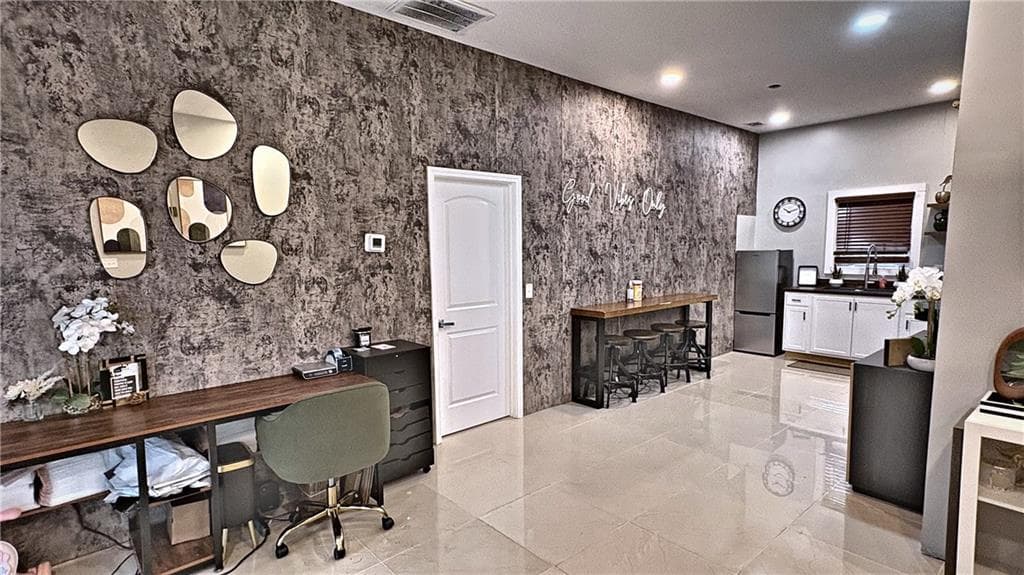 6 bedroom, 5 bathroom, 4,528 sq ft single family residence under contract at 2051 E Atlanta Road, Stockbridge, GA 30281 — photo 2