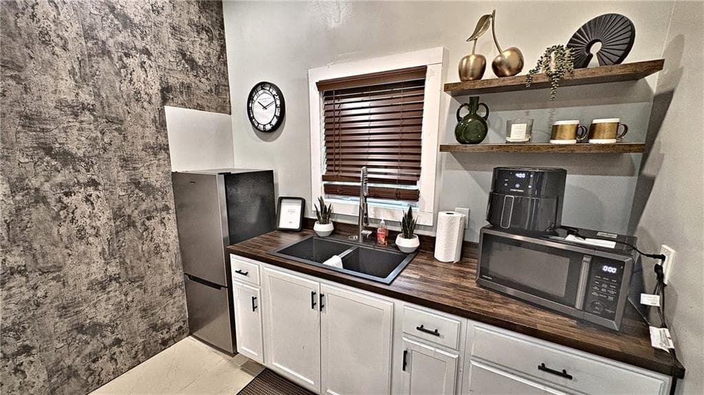 6 bedroom, 5 bathroom, 4,528 sq ft single family residence under contract at 2051 E Atlanta Road, Stockbridge, GA 30281 — photo 5