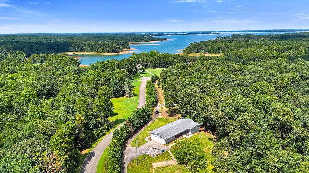 3 bedroom, 2 bathroom, 1,648 sq ft single family residence under contract at 108 Fairfield Drive, Hartwell, GA 30643 — photo 6