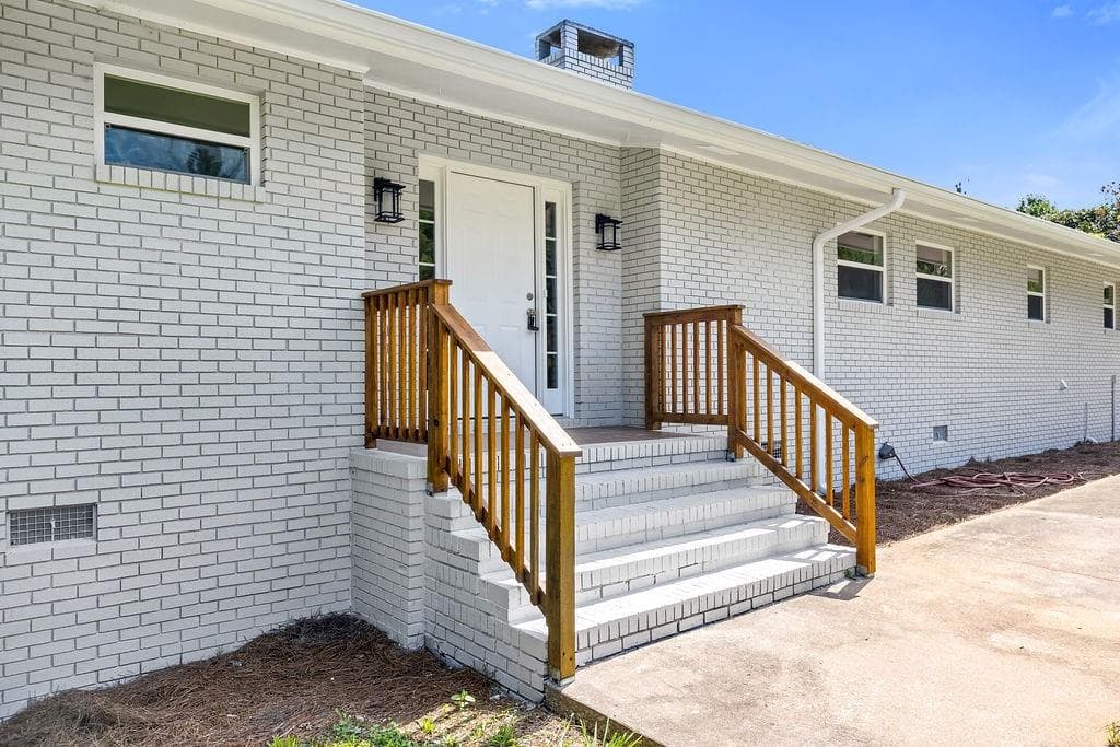 3 bedroom, 2 bathroom, 1,648 sq ft single family residence under contract at 108 Fairfield Drive, Hartwell, GA 30643