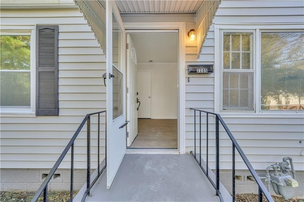 3 bedroom, 1 bathroom, 1,044 sq ft single family residence for sale at 2205 Texas Avenue, Savannah, GA 31404 — photo 5