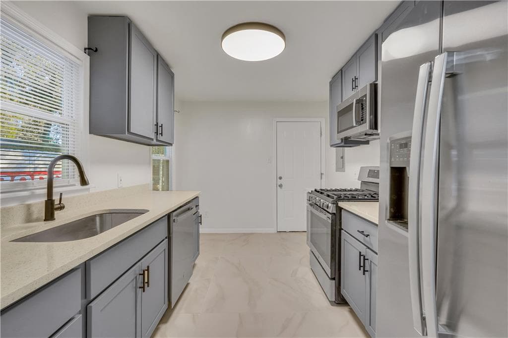 3 bedroom, 1 bathroom, 1,044 sq ft single family residence for sale at 2205 Texas Avenue, Savannah, GA 31404 — photo 6