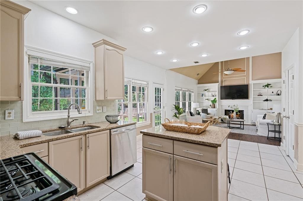 4 bedroom, 3 bathroom, 2,380 sq ft single family residence under contract at 1595 Watercove Lane, Lawrenceville, GA 30043 — photo 10