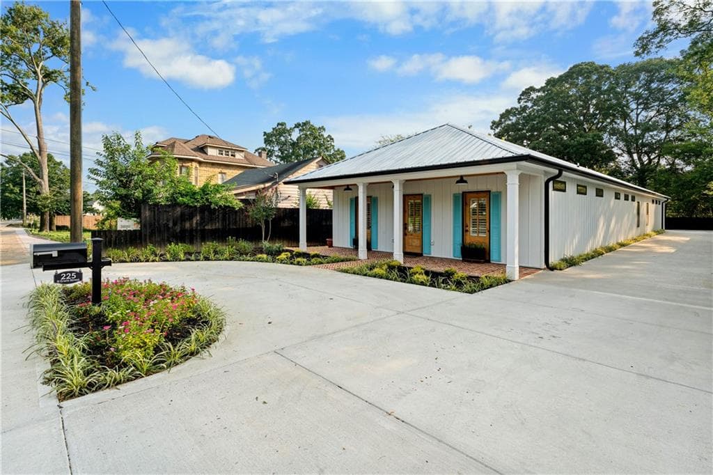 3 bedroom, 3 bathroom, 2,800 sq ft single family residence for sale at 225 N Erwin Street, Cartersville, GA 30120 — photo 2