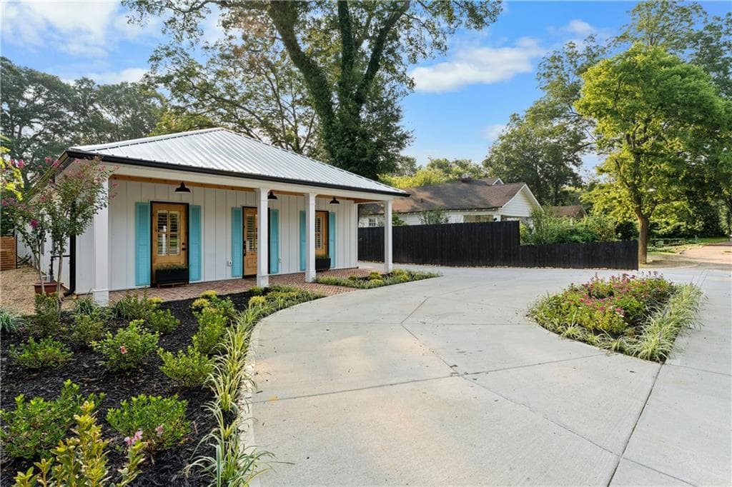 3 bedroom, 3 bathroom, 2,800 sq ft single family residence for sale at 225 N Erwin Street, Cartersville, GA 30120 — photo 5