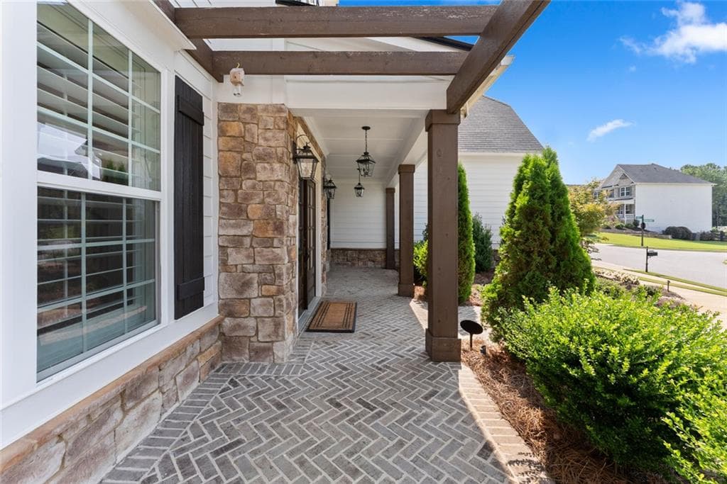 5 bedroom, 4 bathroom, 3,847 sq ft single family residence under contract at 6820 Canyon Cove, Cumming, GA 30028 — photo 6