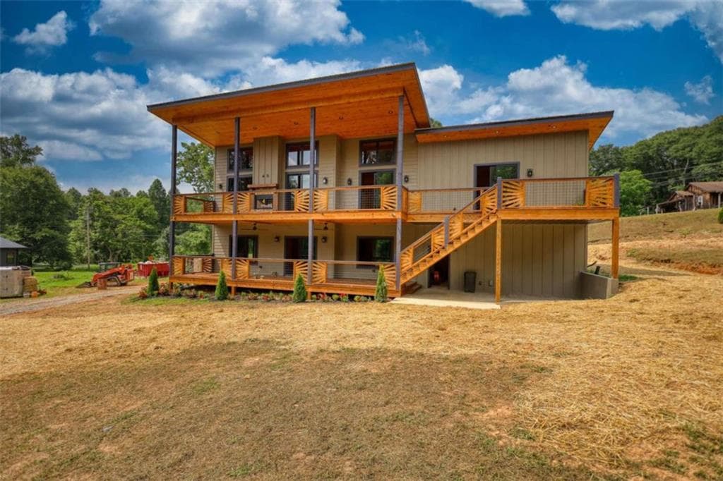 5 bedroom, 4 bathroom, 4,300 sq ft single family residence for sale at 483 Church Street, Blue Ridge, GA 30513 — photo 2