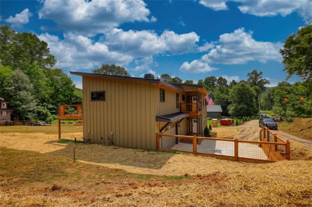 5 bedroom, 4 bathroom, 4,300 sq ft single family residence for sale at 483 Church Street, Blue Ridge, GA 30513 — photo 3