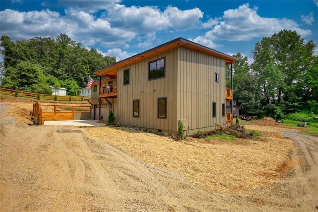 5 bedroom, 4 bathroom, 4,300 sq ft single family residence for sale at 483 Church Street, Blue Ridge, GA 30513 — photo 8