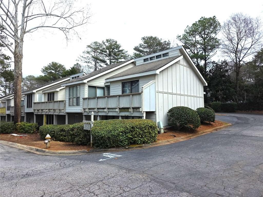 2 bedroom, 2 bathroom, 1,880 sq ft condominium for sale at 5025 Highland Club Drive, Marietta, GA 30068 — photo 2