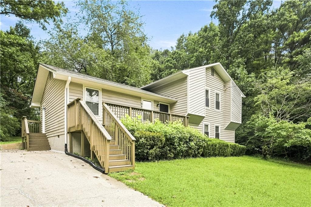4 bedroom, 2 bathroom, 1,989 sq ft single family residence for sale at 949 Falconcrest Drive, Lawrenceville, GA 30043 — photo 2