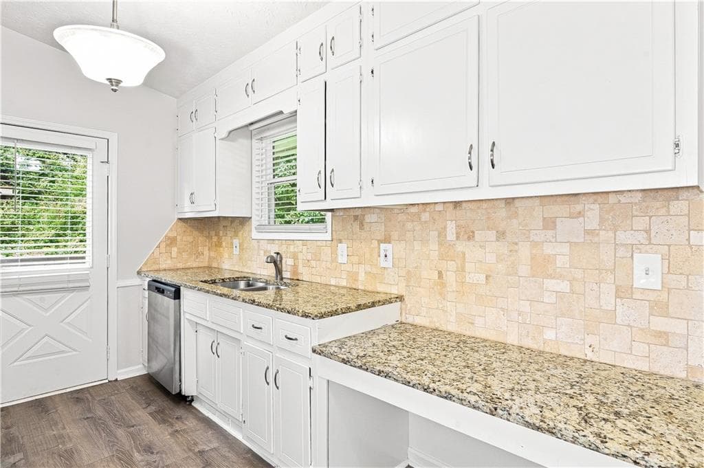 4 bedroom, 2 bathroom, 1,989 sq ft single family residence for sale at 949 Falconcrest Drive, Lawrenceville, GA 30043 — photo 6