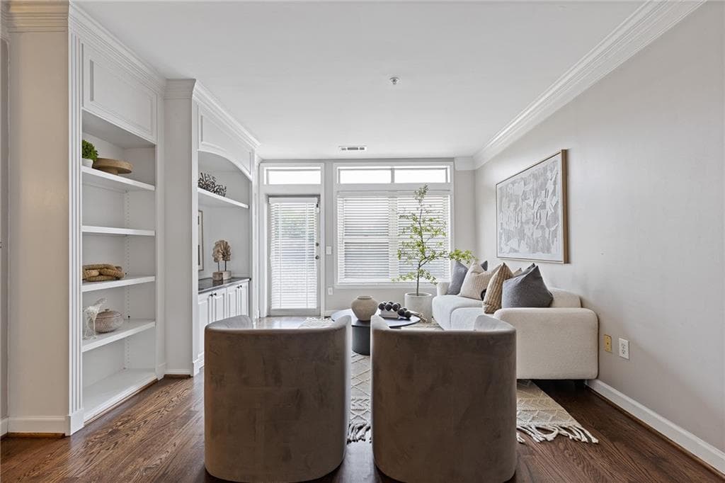 3 bedroom, 2 bathroom, 1,620 sq ft condominium under contract at 3334 Peachtree Road 109, Atlanta, GA 30326 — photo 2