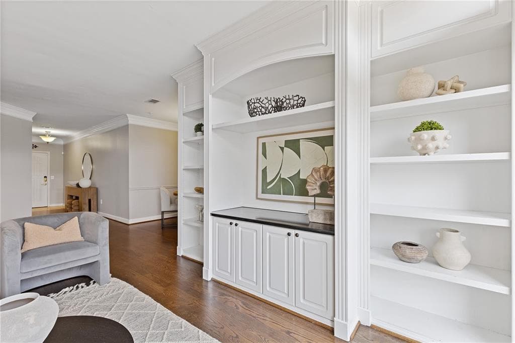 3 bedroom, 2 bathroom, 1,620 sq ft condominium under contract at 3334 Peachtree Road 109, Atlanta, GA 30326 — photo 3