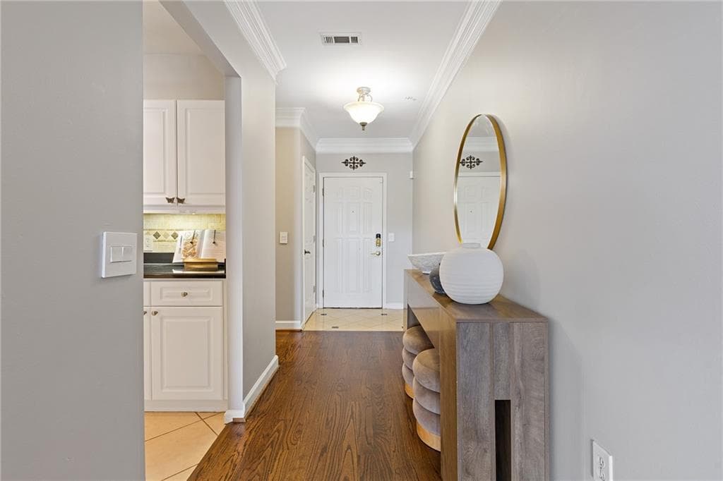 3 bedroom, 2 bathroom, 1,620 sq ft condominium under contract at 3334 Peachtree Road 109, Atlanta, GA 30326 — photo 6