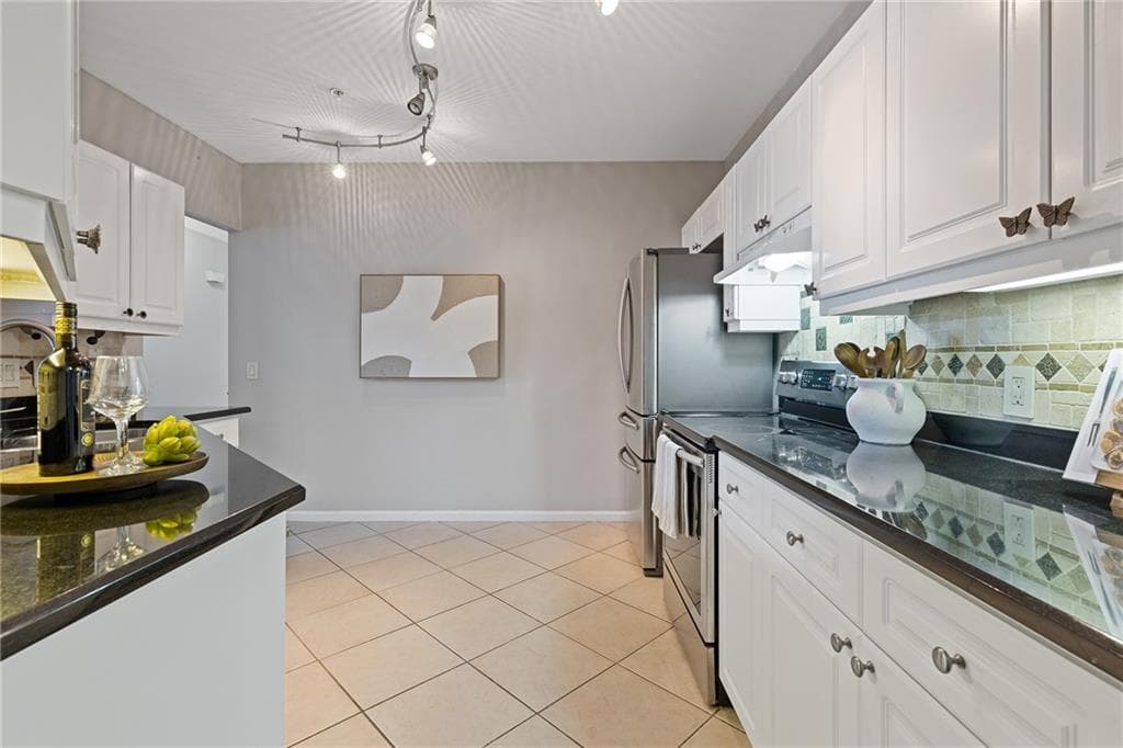 3 bedroom, 2 bathroom, 1,620 sq ft condominium under contract at 3334 Peachtree Road 109, Atlanta, GA 30326 — photo 7
