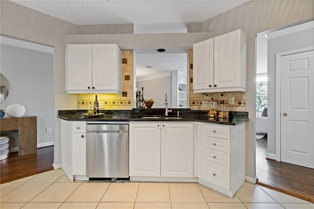 3 bedroom, 2 bathroom, 1,620 sq ft condominium under contract at 3334 Peachtree Road 109, Atlanta, GA 30326 — photo 8
