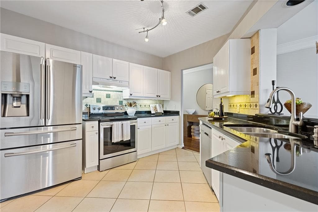 3 bedroom, 2 bathroom, 1,620 sq ft condominium under contract at 3334 Peachtree Road 109, Atlanta, GA 30326 — photo 9