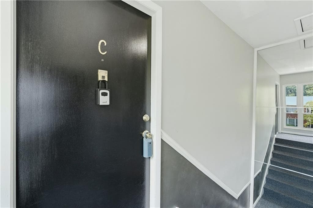 2 bedroom, 1 bathroom, 923 sq ft condominium for sale at 510 Coventry Road 3C, Decatur, GA 30030 — photo 2