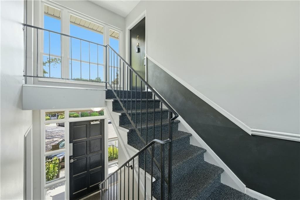 2 bedroom, 1 bathroom, 923 sq ft condominium for sale at 510 Coventry Road 3C, Decatur, GA 30030 — photo 3