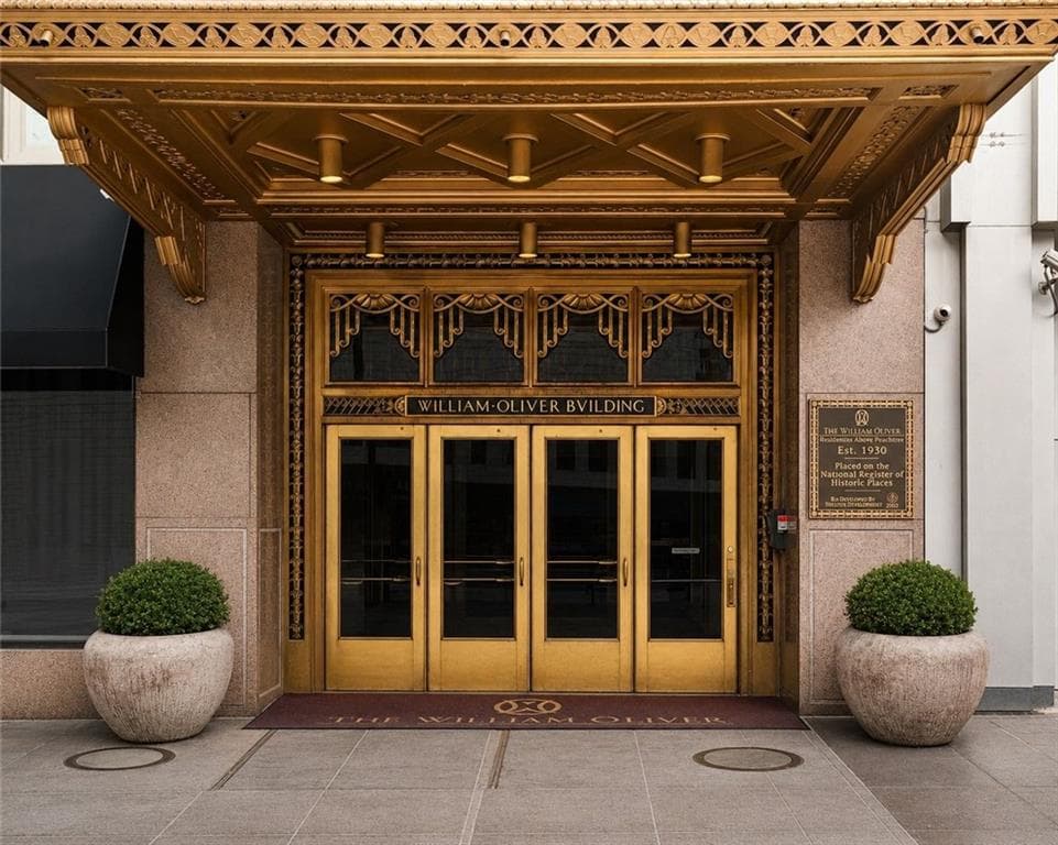 2 bedroom, 2 bathroom, 954 sq ft condominium for sale at 32 Peachtree Street 1306, Atlanta, GA 30303 — photo 2