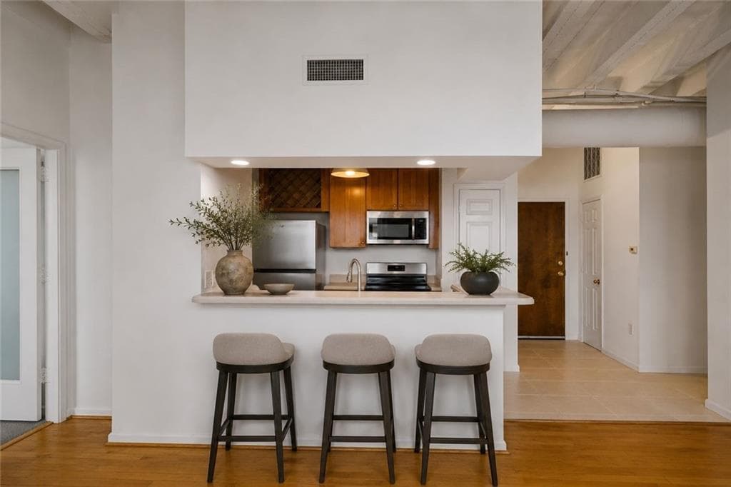 2 bedroom, 2 bathroom, 954 sq ft condominium for sale at 32 Peachtree Street 1306, Atlanta, GA 30303 — photo 4