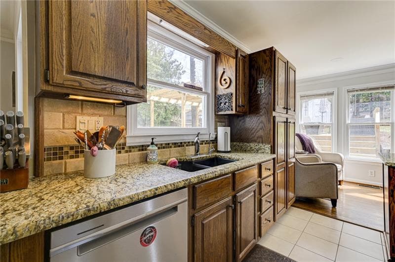 3 bedroom, 3 bathroom, 2,652 sq ft single family residence for sale at 1059 Della Street, Marietta, GA 30067 — photo 5