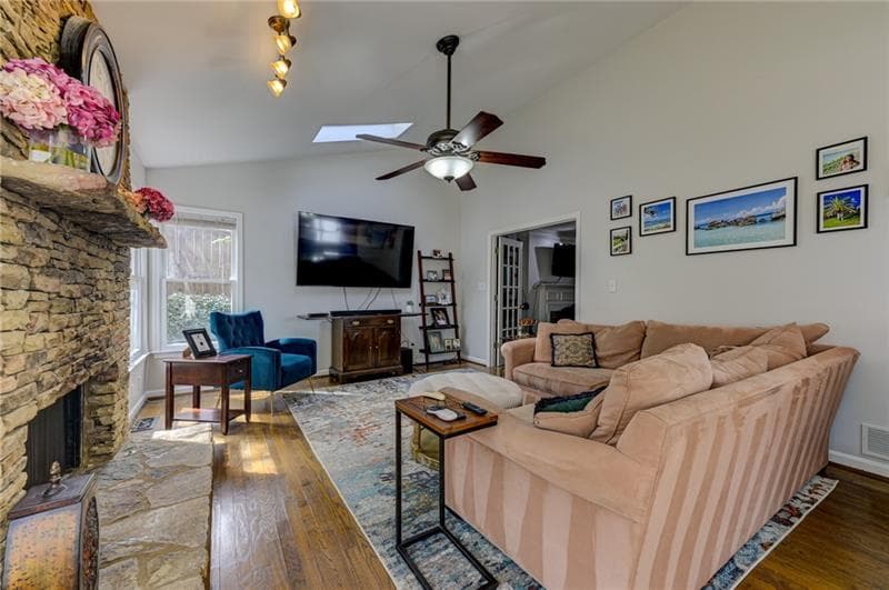 3 bedroom, 3 bathroom, 2,652 sq ft single family residence for sale at 1059 Della Street, Marietta, GA 30067 — photo 3