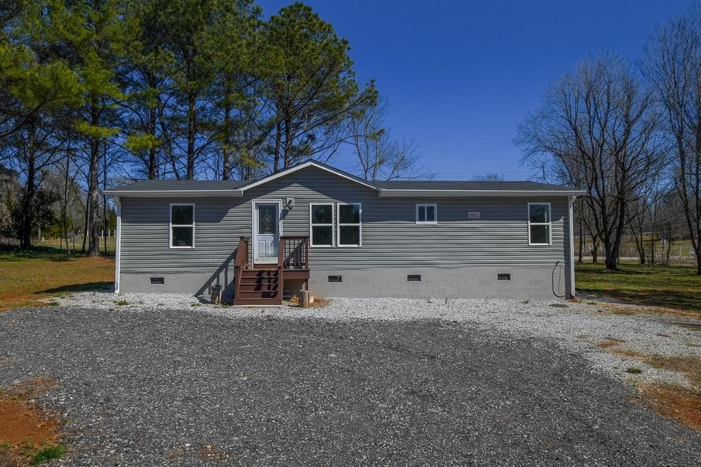 3 bedroom, 2 bathroom, 1,296 sq ft home for sale at 285 Trotters Way, Jefferson, GA