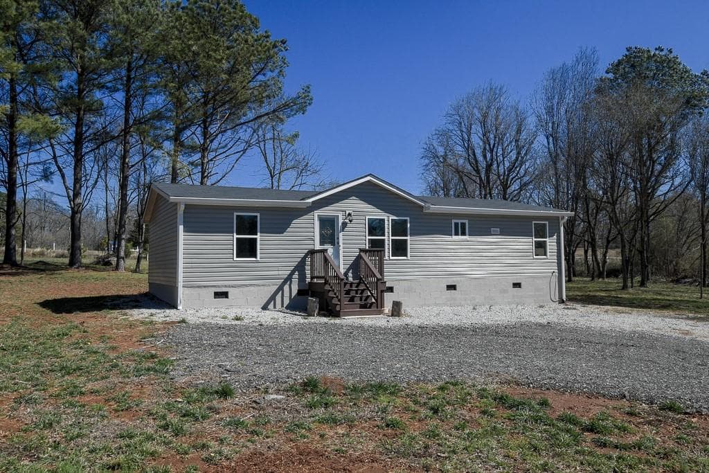 3 bedroom, 2 bathroom, 1,296 sq ft single family residence for sale at 285 Trotters Way, Jefferson, GA 30549 — photo 2
