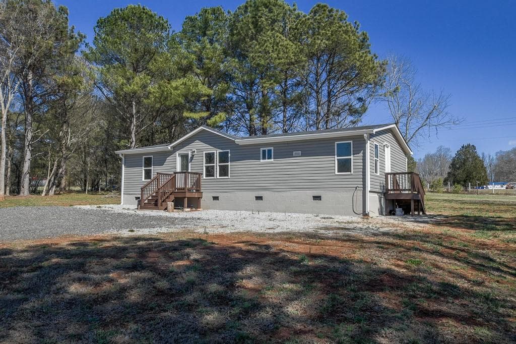 3 bedroom, 2 bathroom, 1,296 sq ft single family residence for sale at 285 Trotters Way, Jefferson, GA 30549 — photo 3