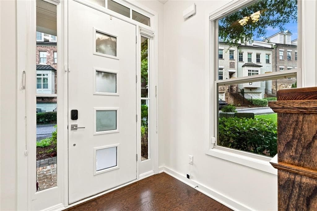 3 bedroom, 3 bathroom, 2,806 sq ft townhouse for rent at 826 Canterbury Overlook, Atlanta, GA 30324 for $4,000 a month — photo 3