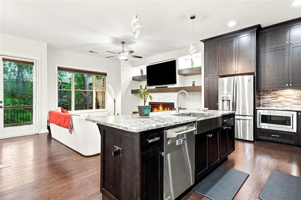 3 bedroom, 3 bathroom, 2,806 sq ft townhouse for rent at 826 Canterbury Overlook, Atlanta, GA 30324 for $4,000 a month — photo 4