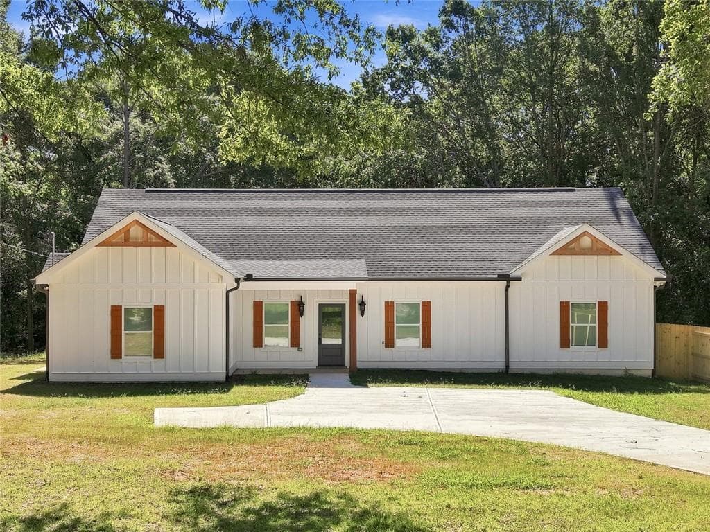 3 bedroom, 2 bathroom, 1,944 sq ft single family residence under contract at 12C Sixth Street, Griffin, GA 30223