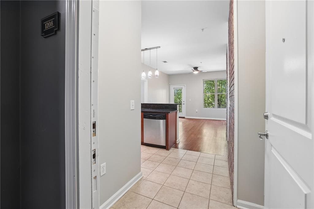 2 bedroom, 2 bathroom, 1,082 sq ft condominium for sale at 870 Mayson Turner Road 1208, Atlanta, GA 30314 — photo 4