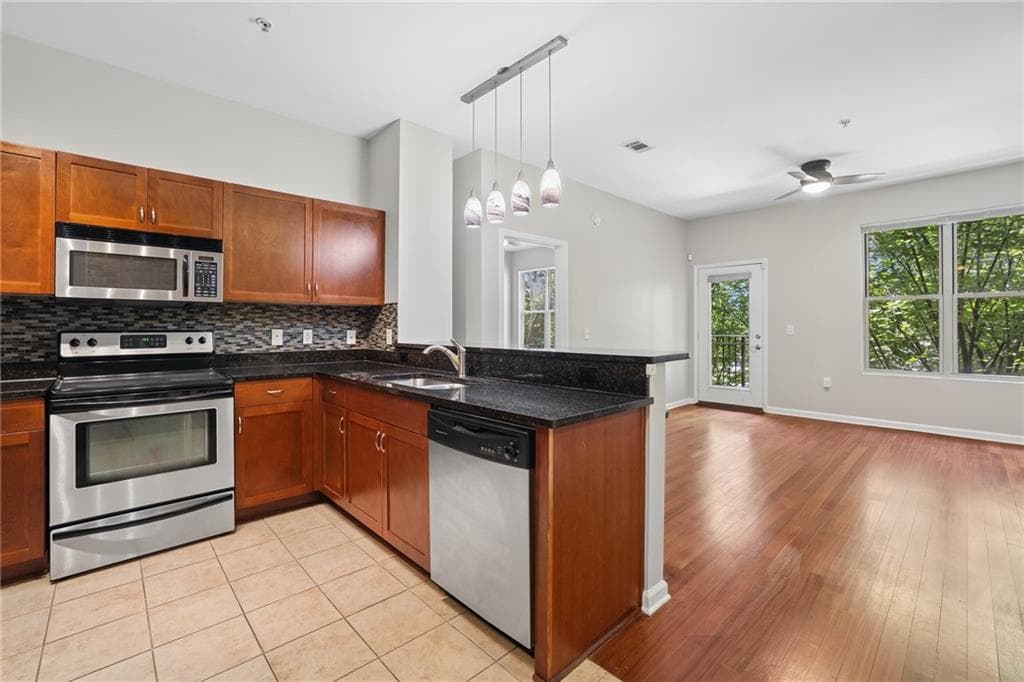 2 bedroom, 2 bathroom, 1,082 sq ft condominium for sale at 870 Mayson Turner Road 1208, Atlanta, GA 30314 — photo 5