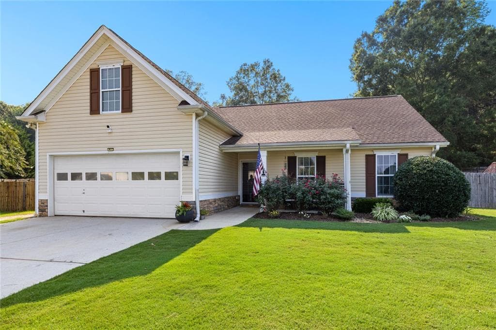 4 bedroom, 2 bathroom, 1,723 sq ft single family residence for sale at 1003 Marsh Court, Hampton, GA 30228 — photo 2
