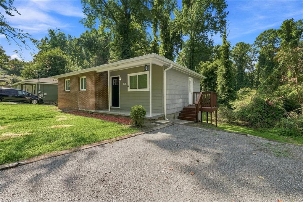 3 bedroom, 1 bathroom, 857 sq ft single family residence for sale at 2889 Delray Drive, Atlanta, GA 30318 — photo 2
