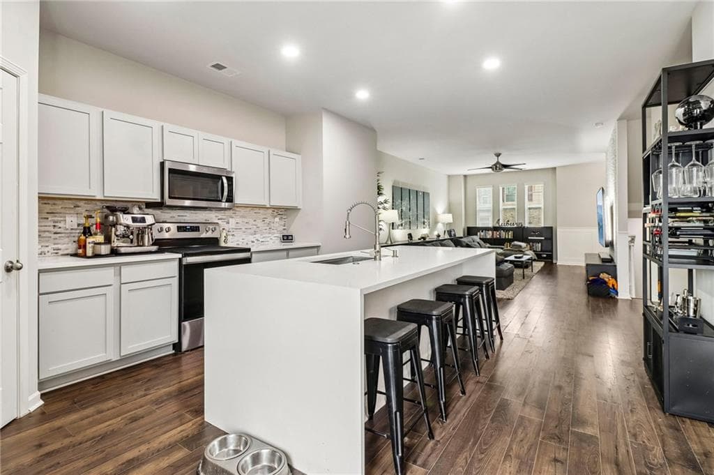 3 bedroom, 3 bathroom, 2,037 sq ft townhouse under contract at 6253 Rockaway Road, Atlanta, GA 30349 — photo 3