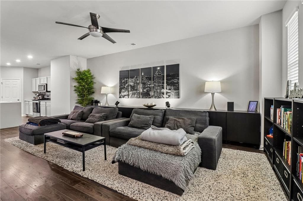 3 bedroom, 3 bathroom, 2,037 sq ft townhouse under contract at 6253 Rockaway Road, Atlanta, GA 30349 — photo 6