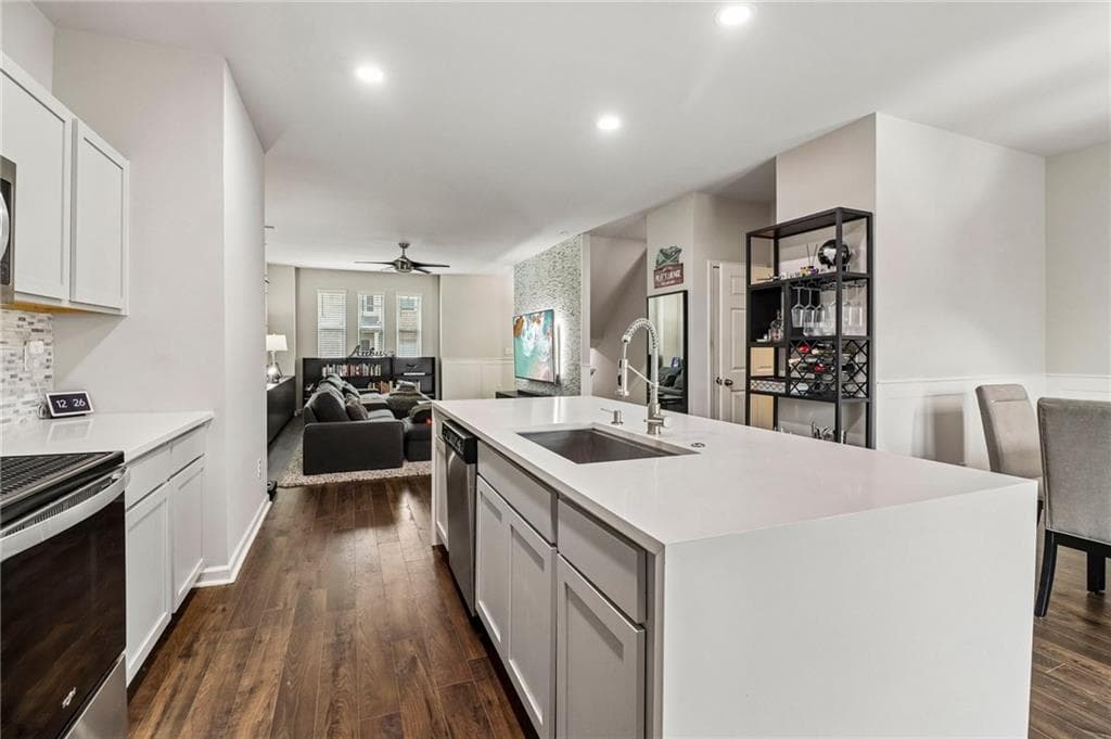 3 bedroom, 3 bathroom, 2,037 sq ft townhouse under contract at 6253 Rockaway Road, Atlanta, GA 30349 — photo 9