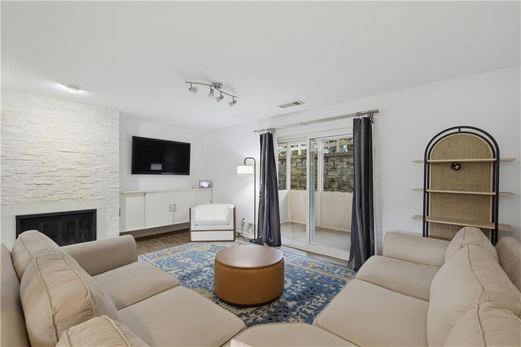 2 bedroom, 2 bathroom, 1,311 sq ft condominium for rent at 279 Quail Run 279, Roswell, GA 30076 for $2,395 a month — photo 4