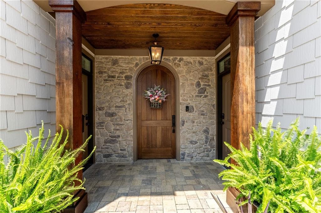 5 bedroom, 5 bathroom, 3,254 sq ft single family residence under contract at 6866 S Bluff Court, Gainesville, GA 30506 — photo 9
