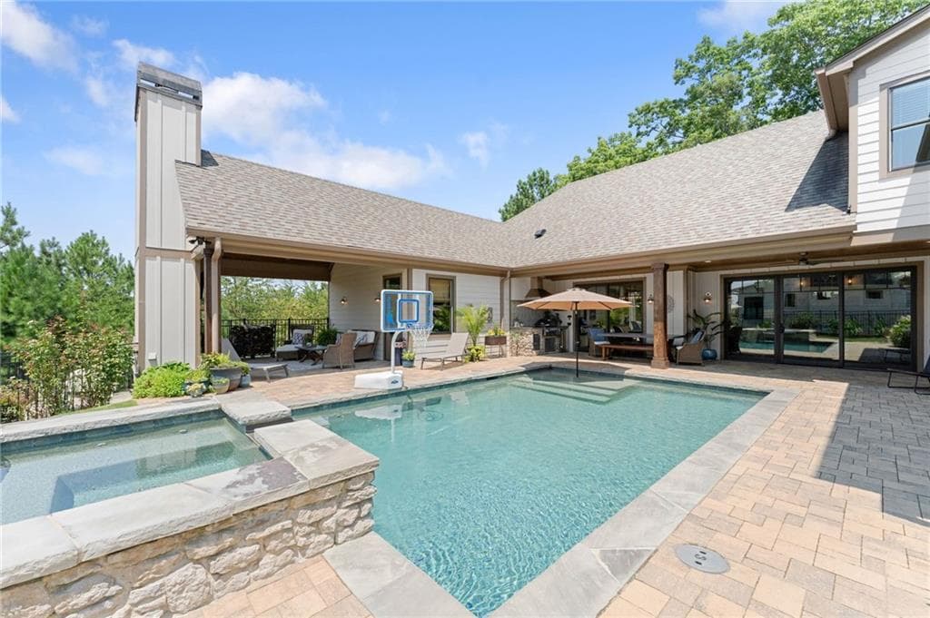 5 bedroom, 5 bathroom, 3,254 sq ft single family residence under contract at 6866 S Bluff Court, Gainesville, GA 30506 — photo 2