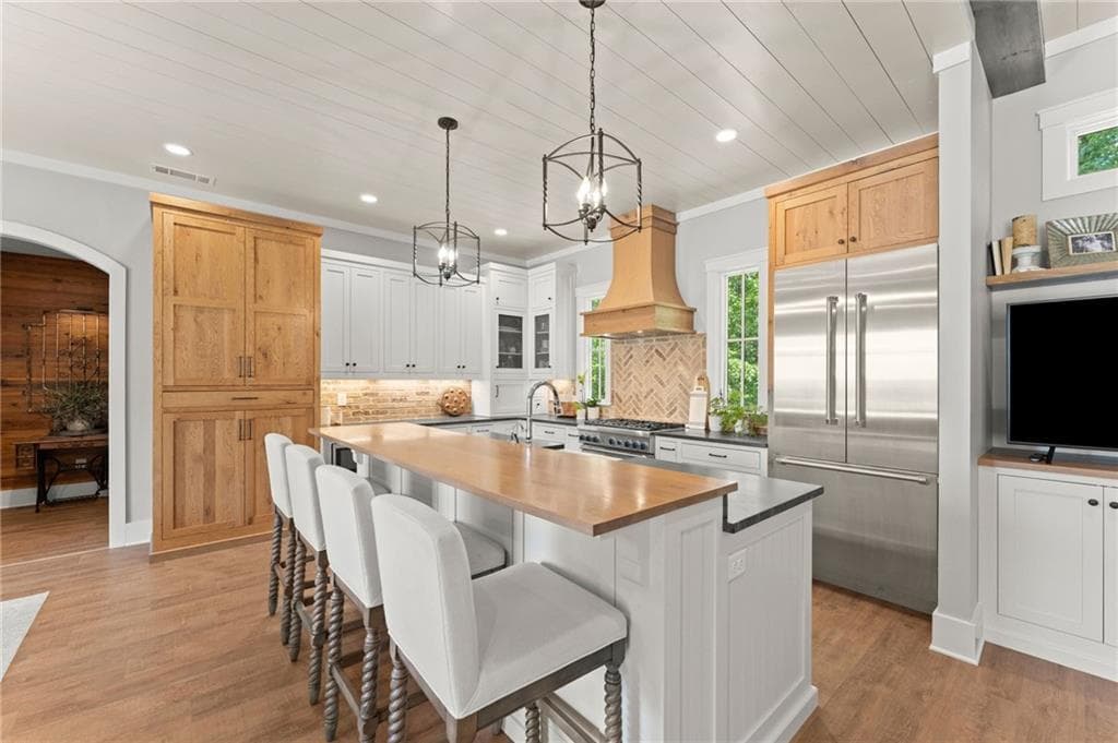 5 bedroom, 5 bathroom, 3,254 sq ft single family residence under contract at 6866 S Bluff Court, Gainesville, GA 30506 — photo 3