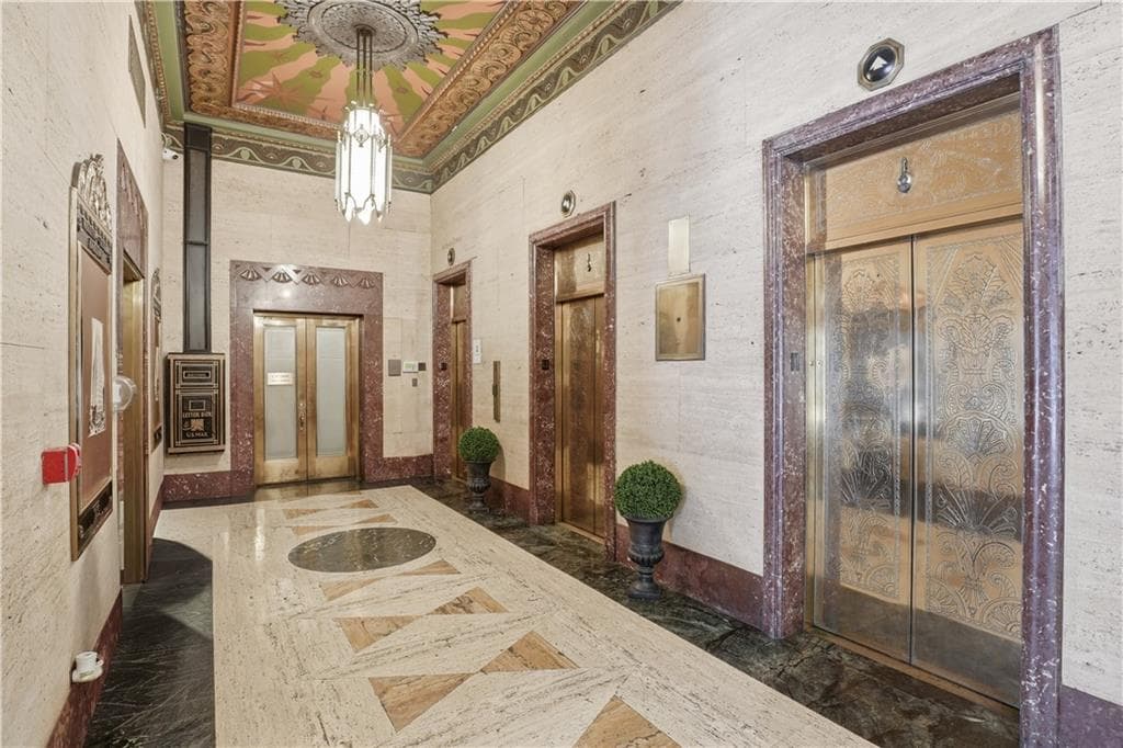 2 bedroom, 2 bathroom, 902 sq ft condominium for sale at 32 Peachtree Street 703, Atlanta, GA 30303 — photo 3