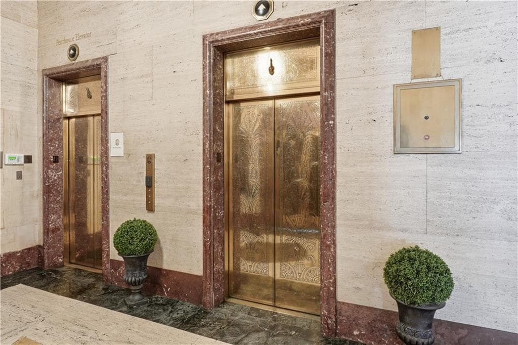 2 bedroom, 2 bathroom, 902 sq ft condominium for sale at 32 Peachtree Street 703, Atlanta, GA 30303 — photo 4