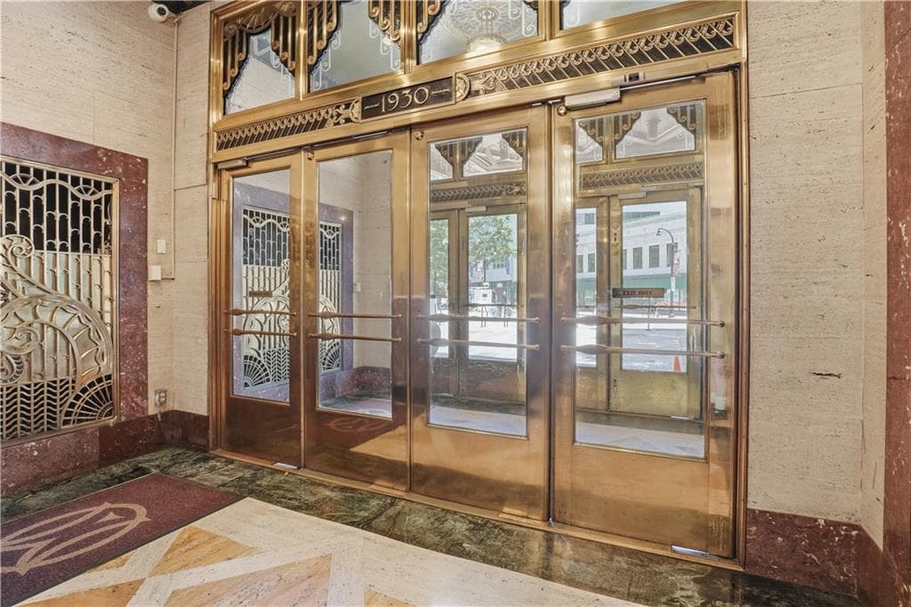 2 bedroom, 2 bathroom, 902 sq ft condominium for sale at 32 Peachtree Street 703, Atlanta, GA 30303 — photo 5